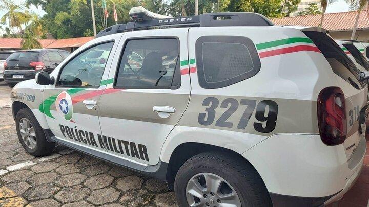 Dupla assalta motorista, foge com veículo e deixa vítima amarrada em árvore 