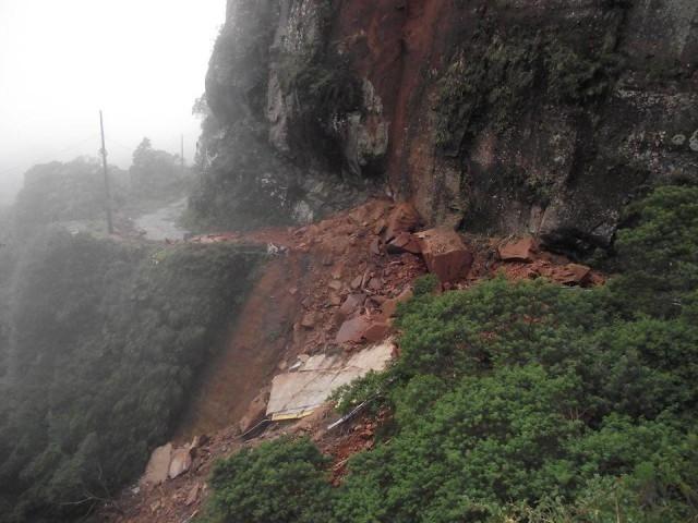 Serra do Corvo Branco é interditada após queda de barreira
