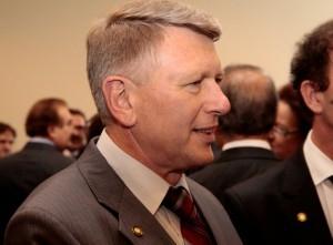 Milton Hobus tomará posse e se licenciará para assumir secretaria