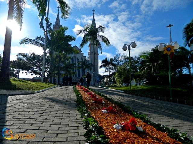 Fiéis saem as ruas para celebrar o Dia de Corpus Christi em Ituporanga