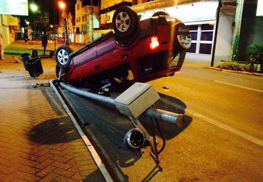 Motorista perde controle da direção, capota e bate em poste em Rio do Sul