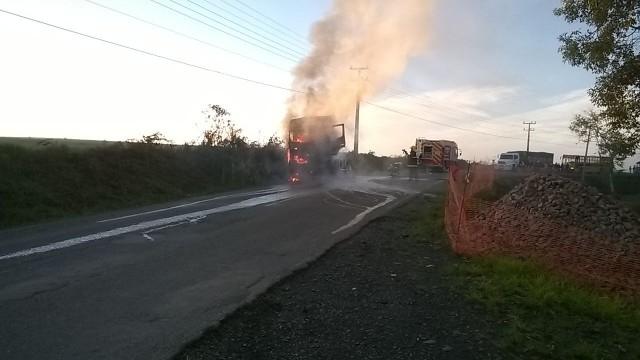 Caminhão pega fogo em Bela Vista