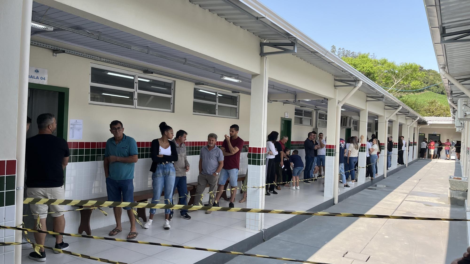 Eleitores chegam cedo para votar em Vidal Ramos