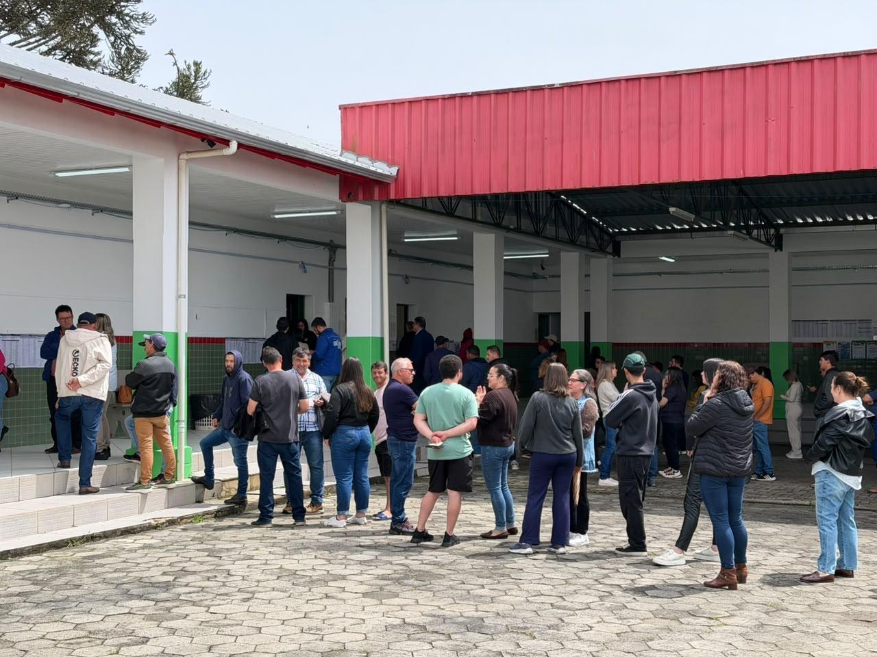 Eleitores enfrentam até 50 minutos de fila no maior local de votação de Bom Retiro