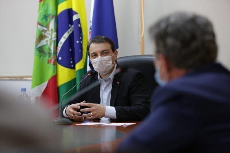 Em Joinville, governador diz que volta de aulas e transporte será avaliada por regiões de SC