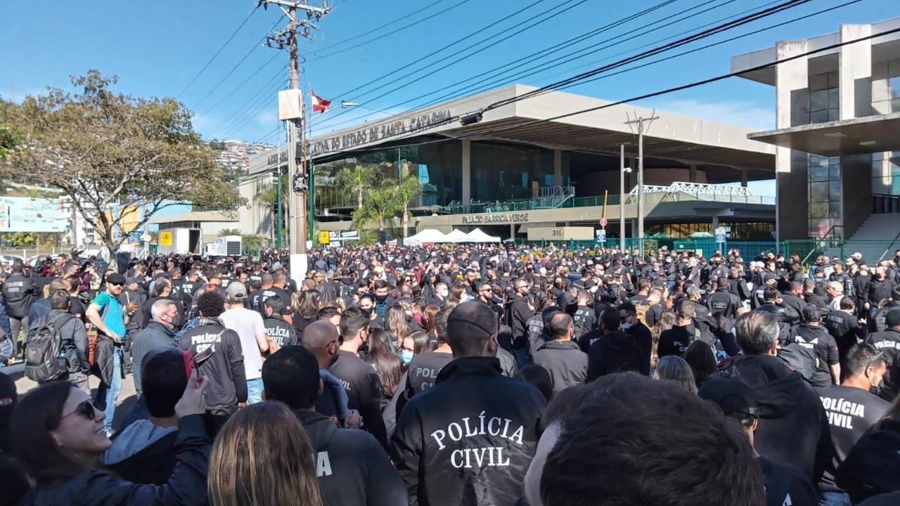 Em protesto, servidores da segurança pública aprovam paralisação parcial de atividades