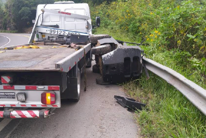 Empilhadeira cai de caminhão na BR-470