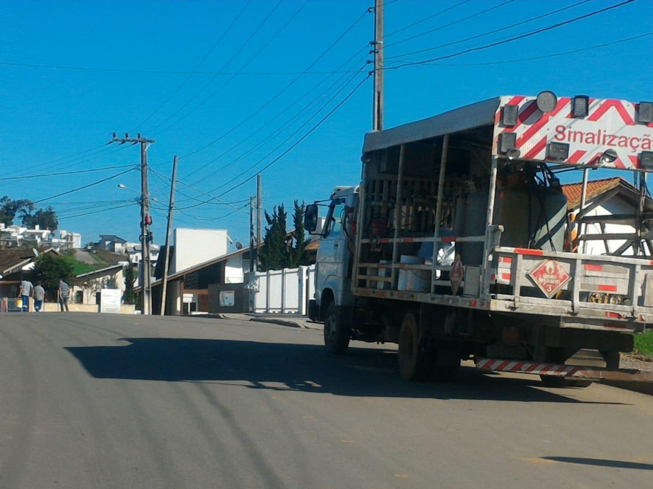 Empresa inicia pintura e implantação de sinalização na Rua Hugo Haverroth em Ituporanga 