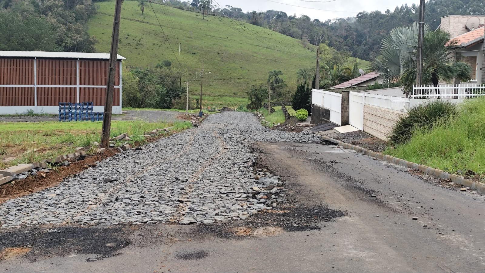 Empresa refaz asfalto de ruas na entrada de Petrolândia