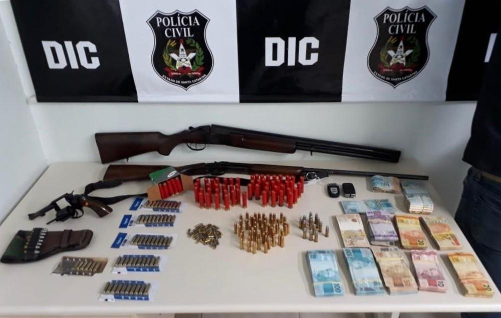 Empresários são presos suspeitos de vender carga roubada de algodão no Vale do Itajaí