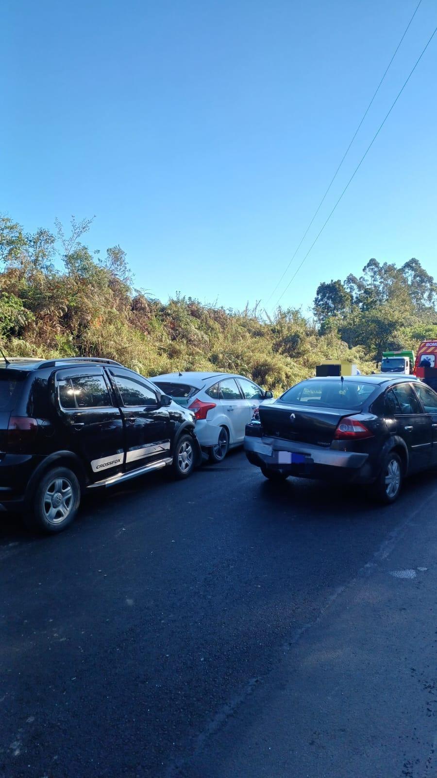 Engavetamento com quatro veículos deixa cinco pessoas feridas na BR-470