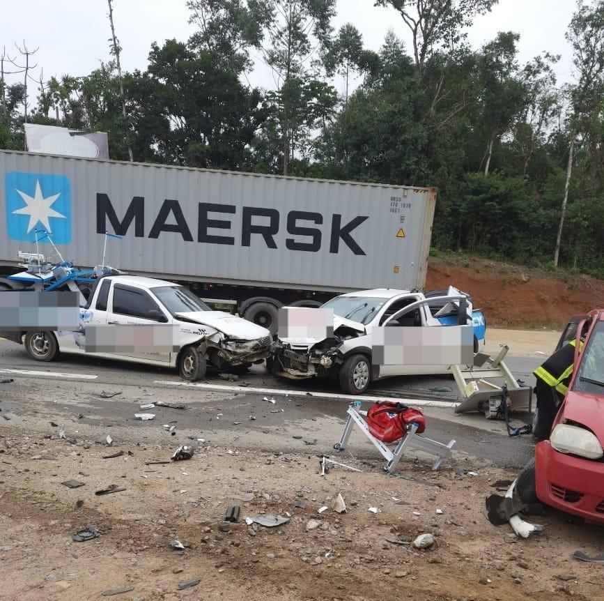 Engavetamento deixa quatro pessoas feridas na BR-470