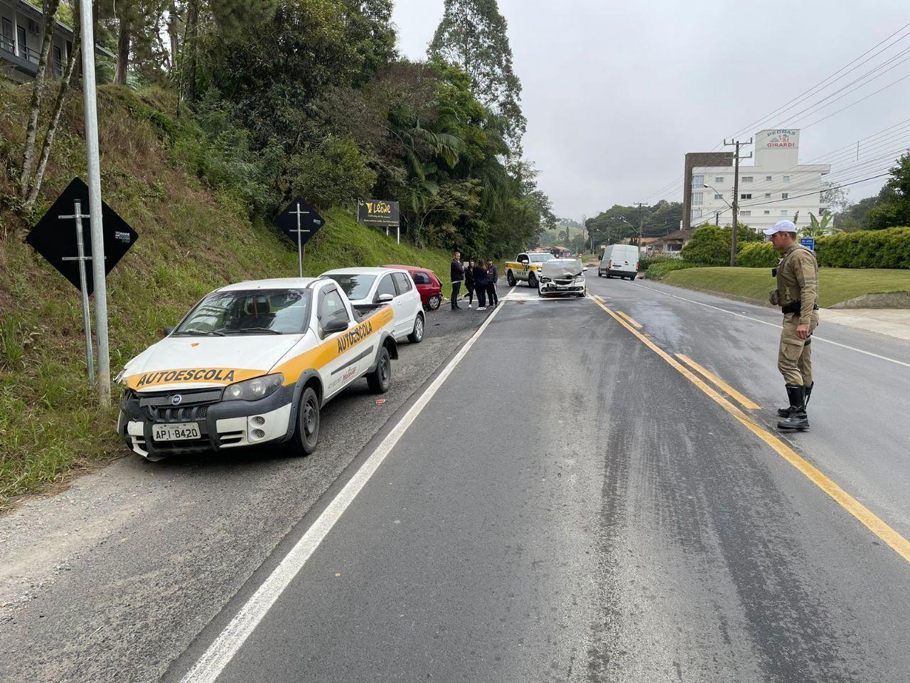 Engavetamento entre quatro veículos é registrado na SC-350