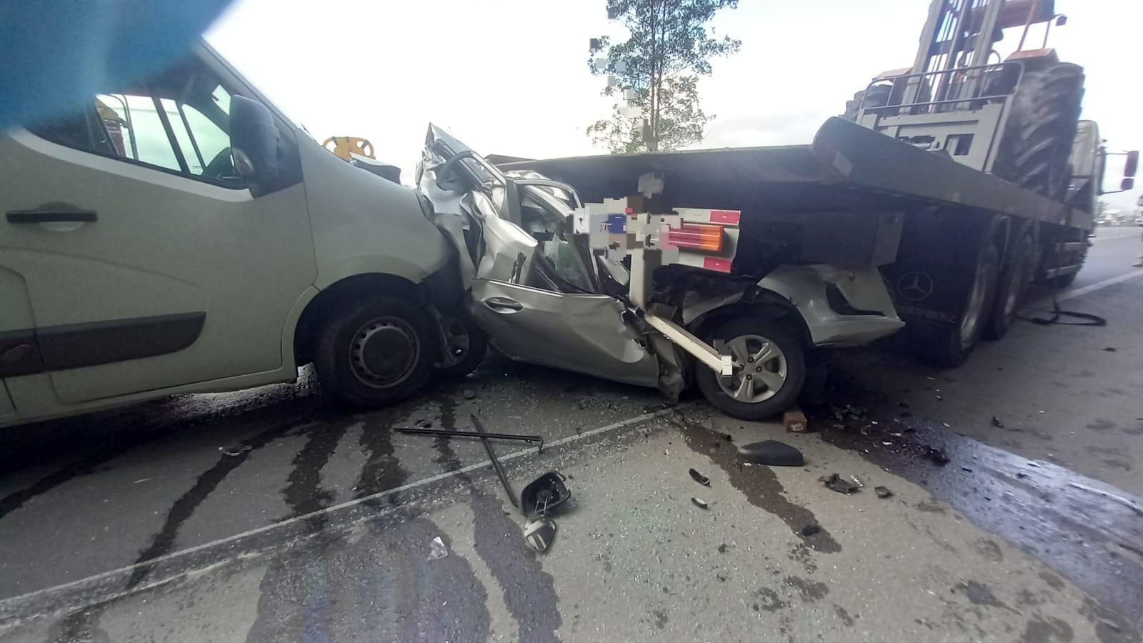 Engavetamento envolve quatro veículos e deixa motorista presa às ferragens
