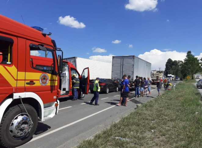 Engavetamento envolve três caminhões e dois carros na BR-470 no Alto Vale