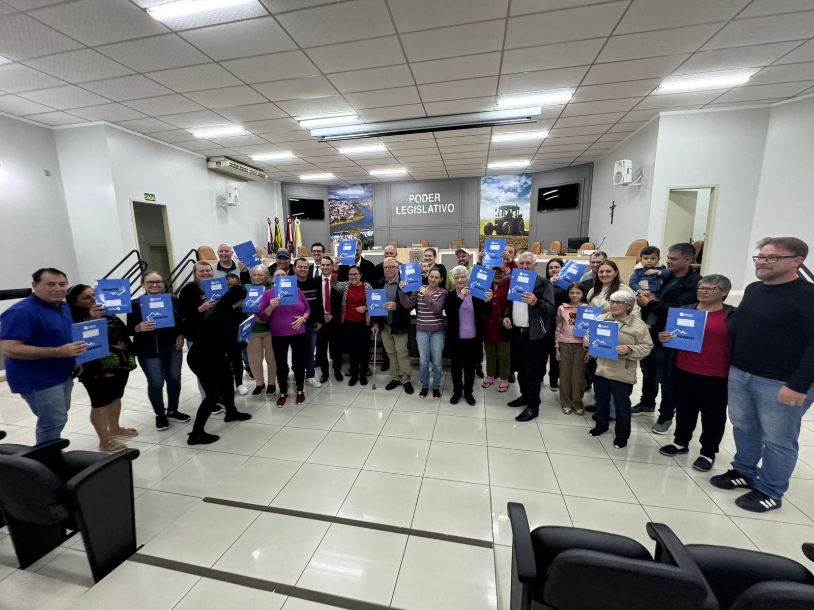 Entrega de escrituras garante regularização para 26 famílias em Ituporanga