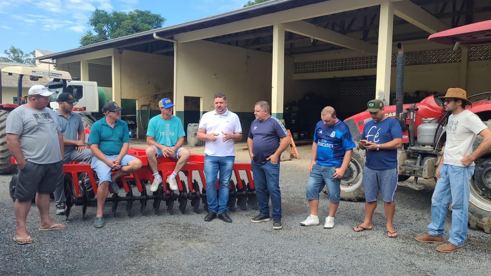 Entrega de implementos agrícolas é realizada na manhã desta quinta-feira (2) em Aurora