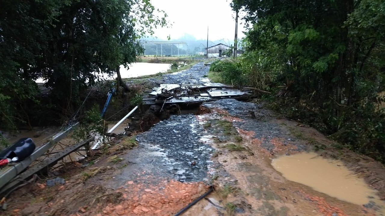 Enxurrada causa prejuízos e transtornos nas cidades de  Atalanta e Agrolândia