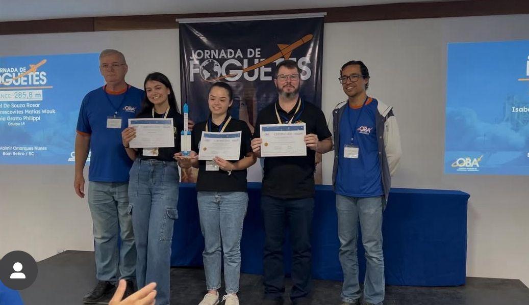 Escola de Bom Retiro é homenageada após conquista em olimpíada nacional de foguetes