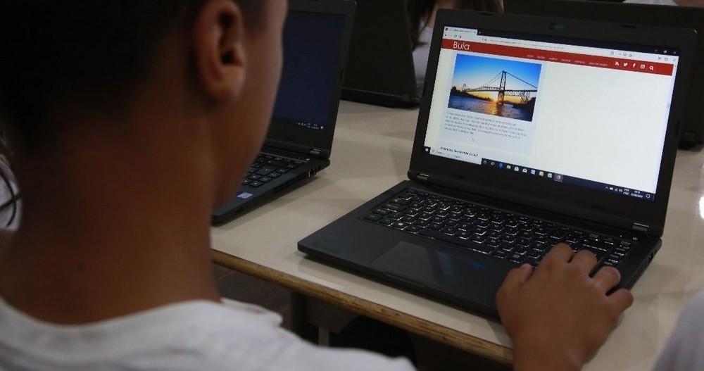 Escolas da rede estadual já adotaram aulas à distância na Região da Cebola
