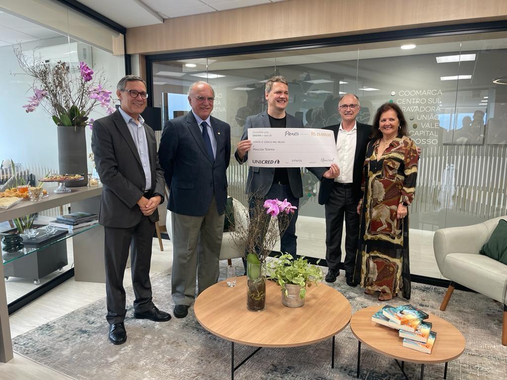 Escritor Ituporanguense Maicon Tenfen é vencedor do Prêmio Nacional Unicred de Literatura