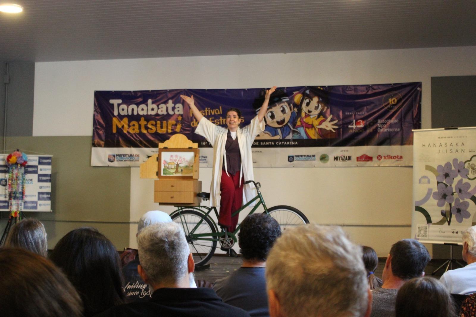 Espetáculo apresenta a arte do teatro de papel japonês em Rio do Sul