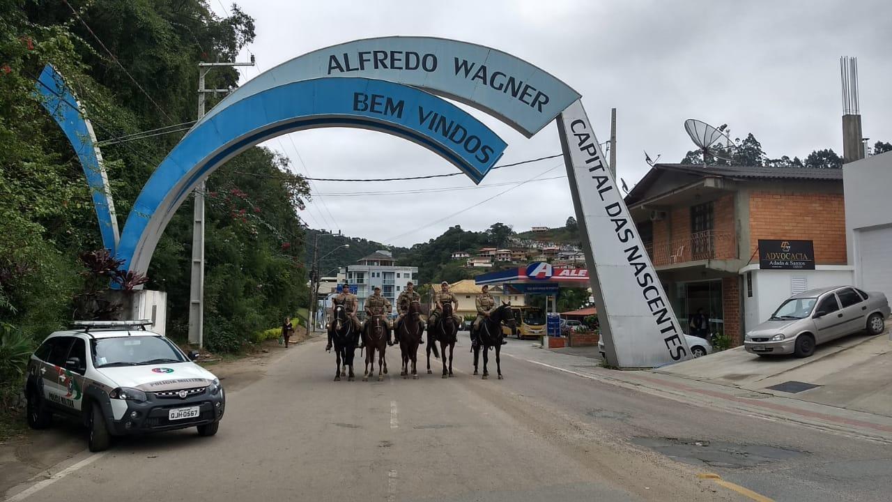 Esquadrão da Polícia Montada de Lages auxilia no policiamento em Alfredo Wagner