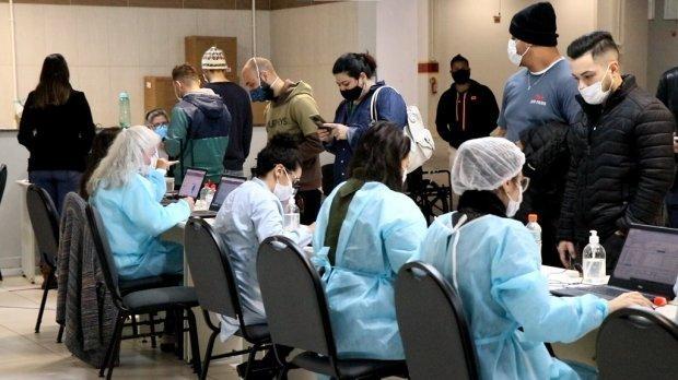 Estado chega a 70% da população adulta vacinada com primeira dose contra Covid-19