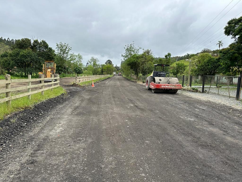 Estrada que liga Petrolândia a BR-282 recebe melhorias e manutenção periódica