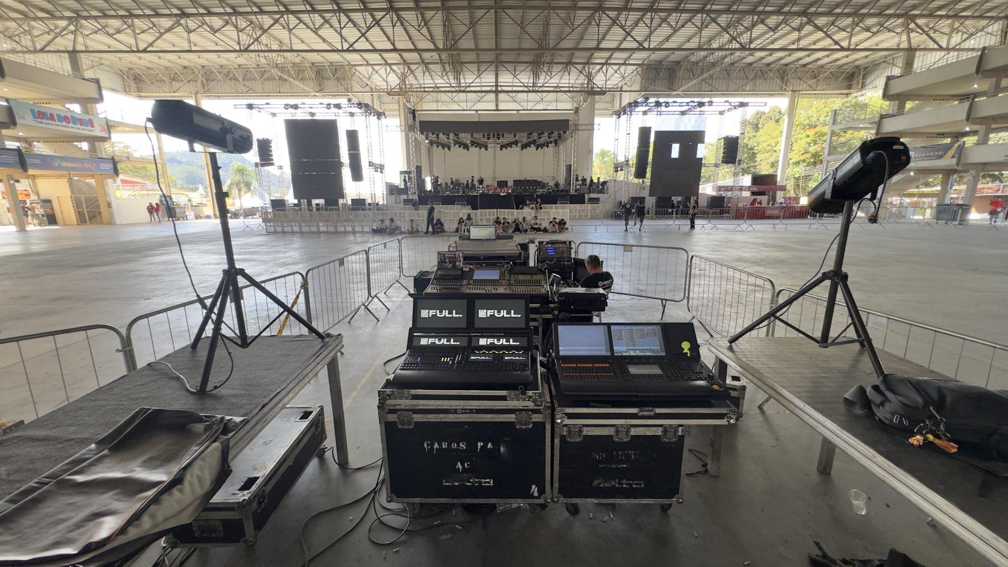 Estrutura no centro da arena garante qualidade de som e luz nos shows da Festa da Cebola