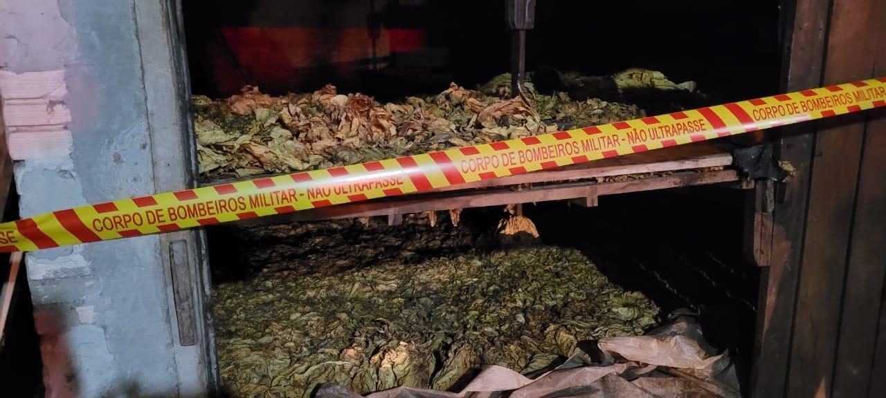 Estufa de fumo é destruída pelo fogo em Vidal Ramos