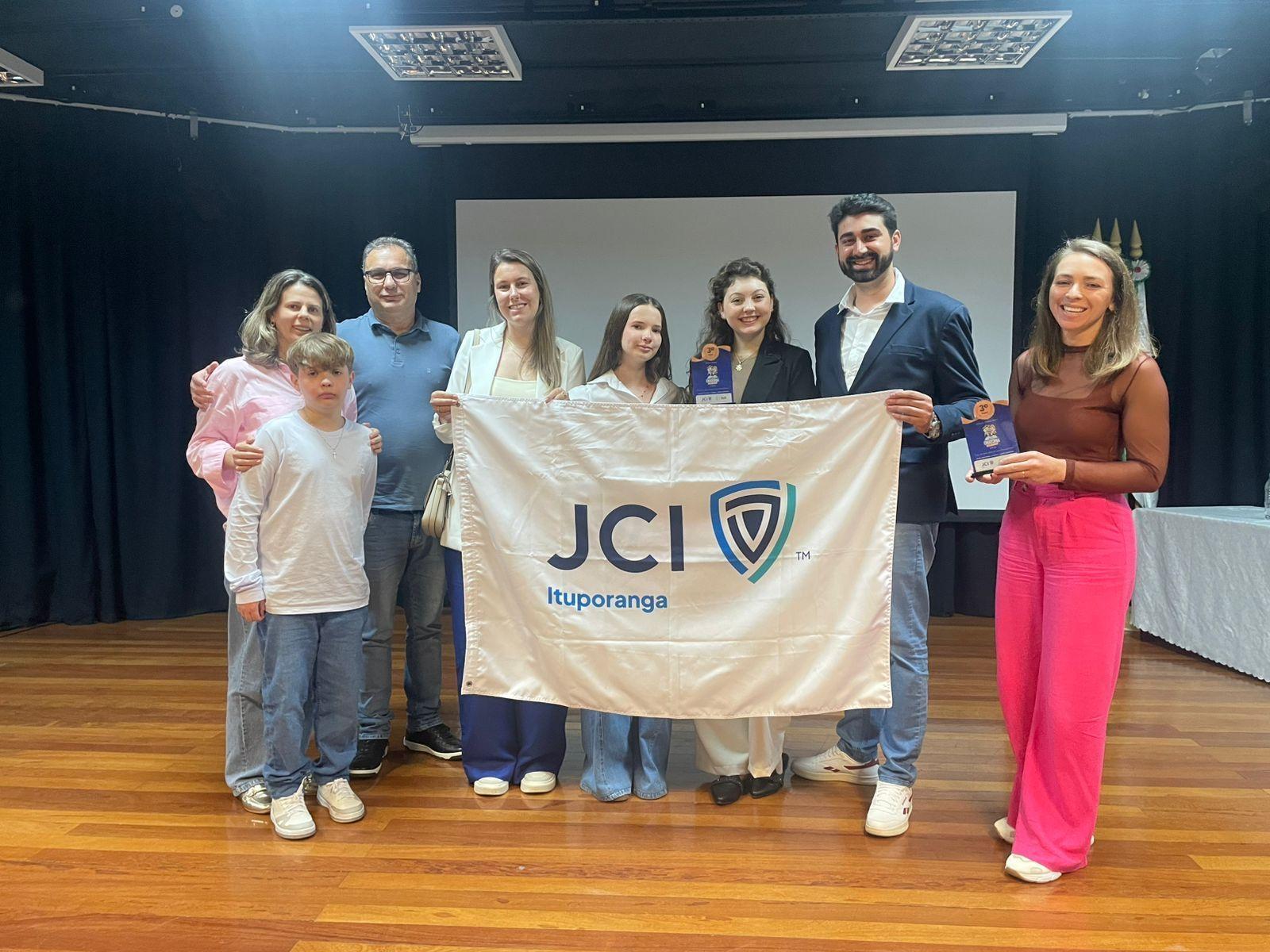 Estudantes de Imbuia representam JCI de Ituporanga na etapa estadual do Concurso Oratória nas Escolas