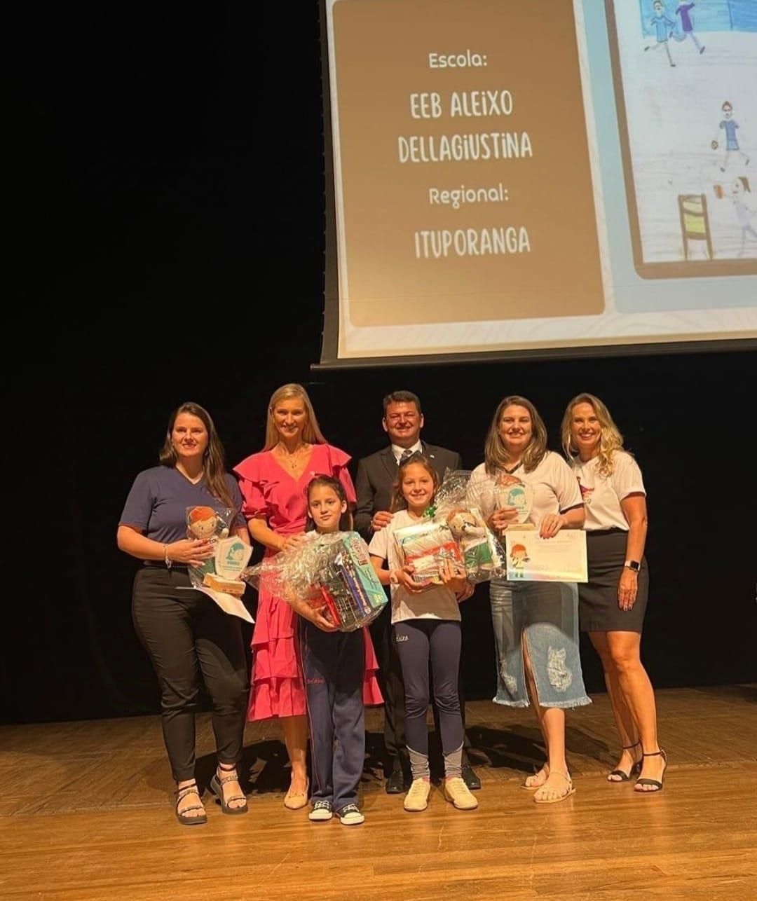 Estudantes de Ituporanga são premiadas no Prêmio Honestidade nas Escolas
