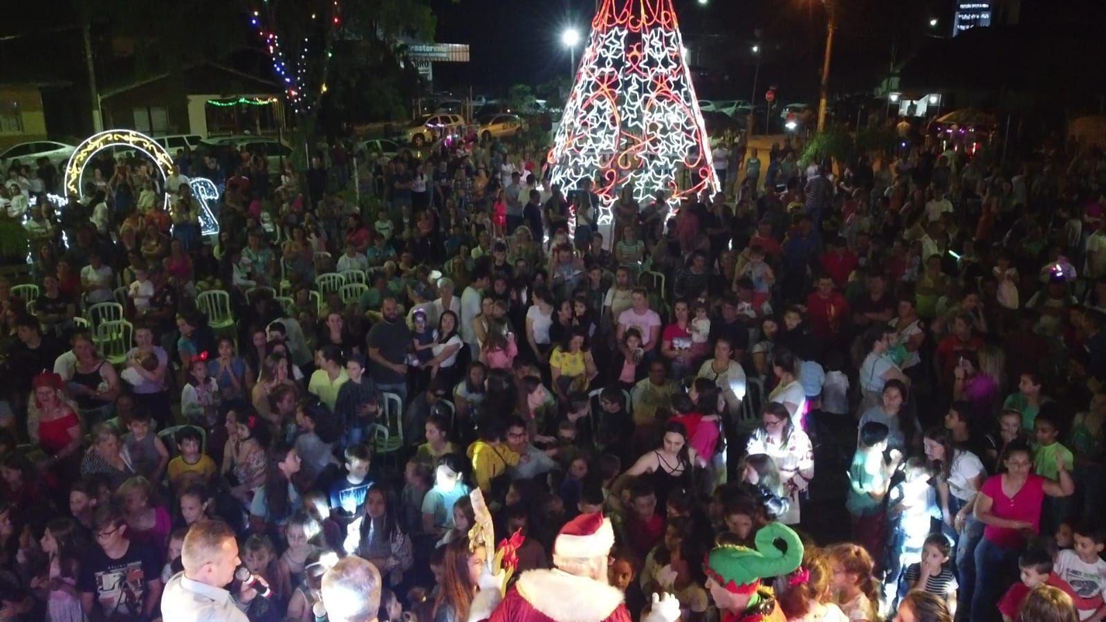 Evento de abertura do natal lota a praça central de Vidal Ramos