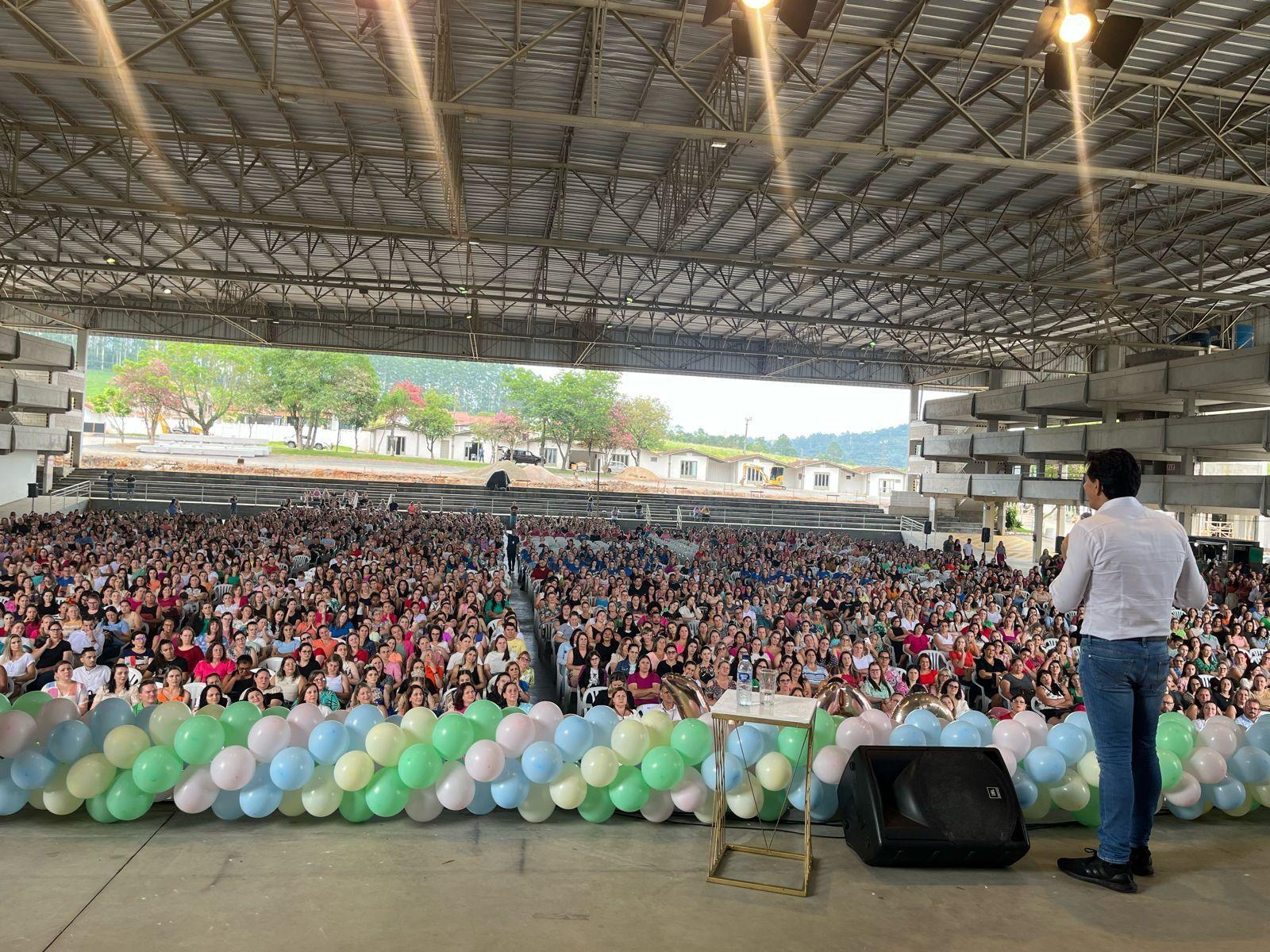 Evento promovido pela AMAVI reúne mais de 3 mil professores em Ituporanga
