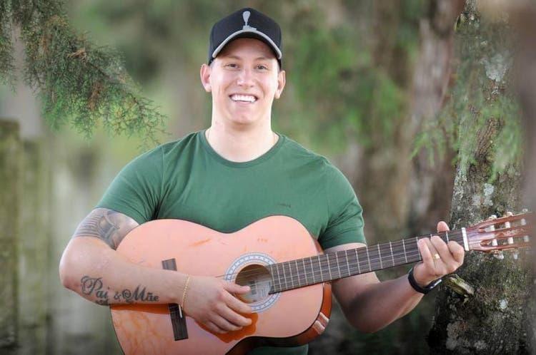 Ex-goleiro da Chapecoense, Jakson Follmann lança música com César Menotti