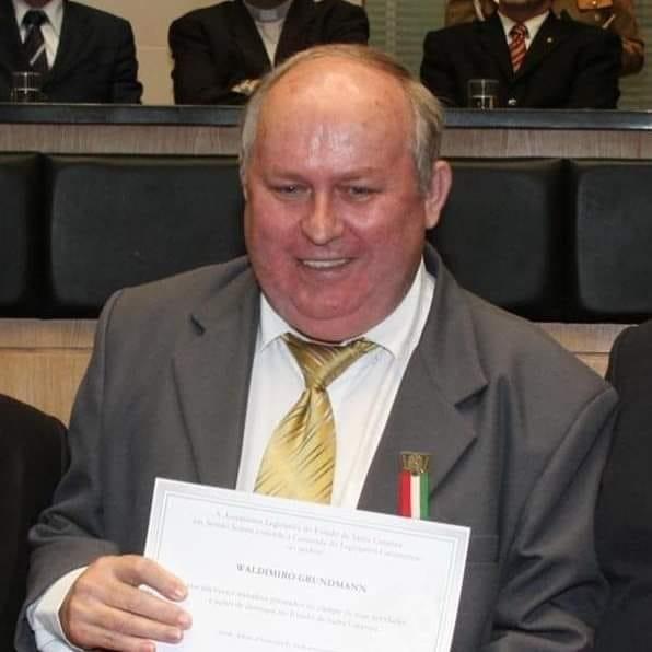 Ex-prefeito de Timbó, Waldimiro Grundmann, é sepultado em Indaial