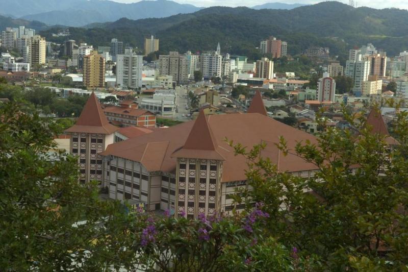 Ex-secretário e ex-funcionário do município de Brusque são condenados por estelionato