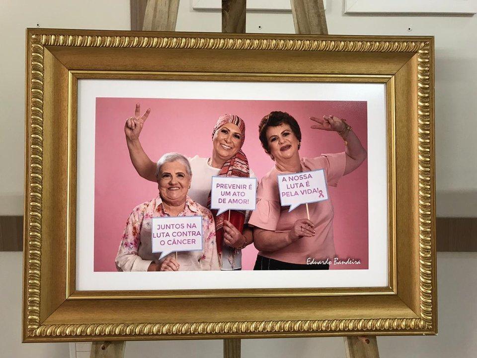 Exposição no Hospital Regional mostra mulheres depois de enfrentar o câncer de mama