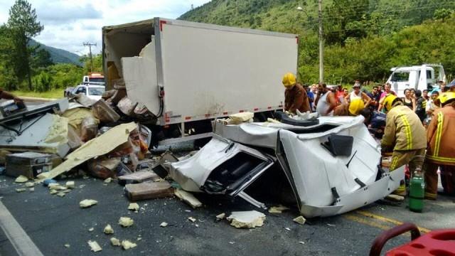 Acidente com dois caminhões deixa dois feridos na BR-470 em Ibirama