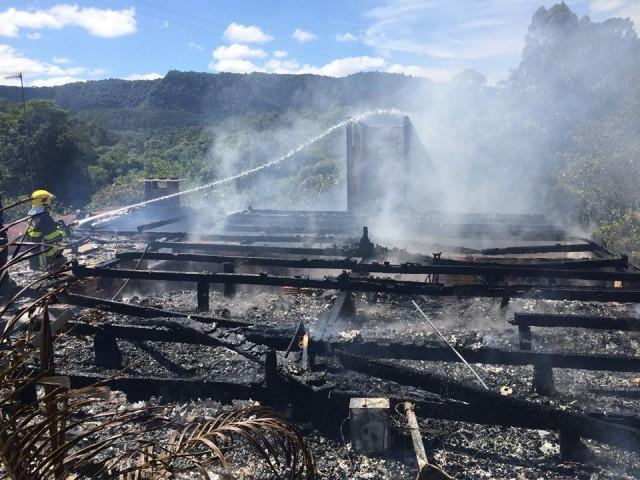 Incêndio destrói residência na localidade de Serra dos Alves em Agrolândia