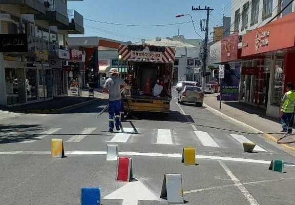 Faixas de sinalização são pintadas no Centro de Ituporanga