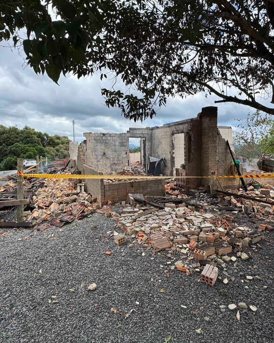 Família perde casa em incêndio e pede ajuda para recomeçar em Ituporanga
