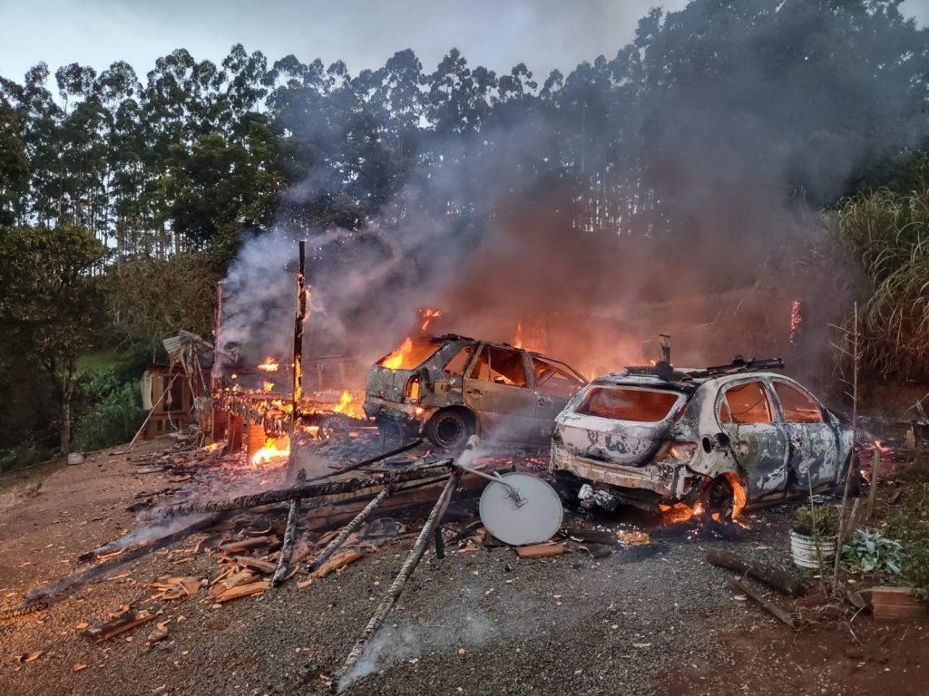 Família perde tudo em incêndio em Aurora