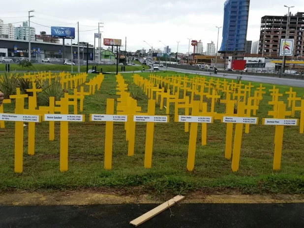 Policiais rodoviários fincam cruzes para lembrar mortes em BRs em SC 