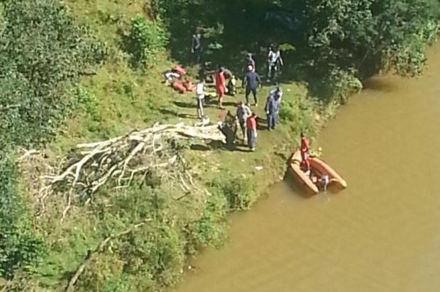 Caminhão cai de ponte e quatro pessoas morrem em Joaçaba