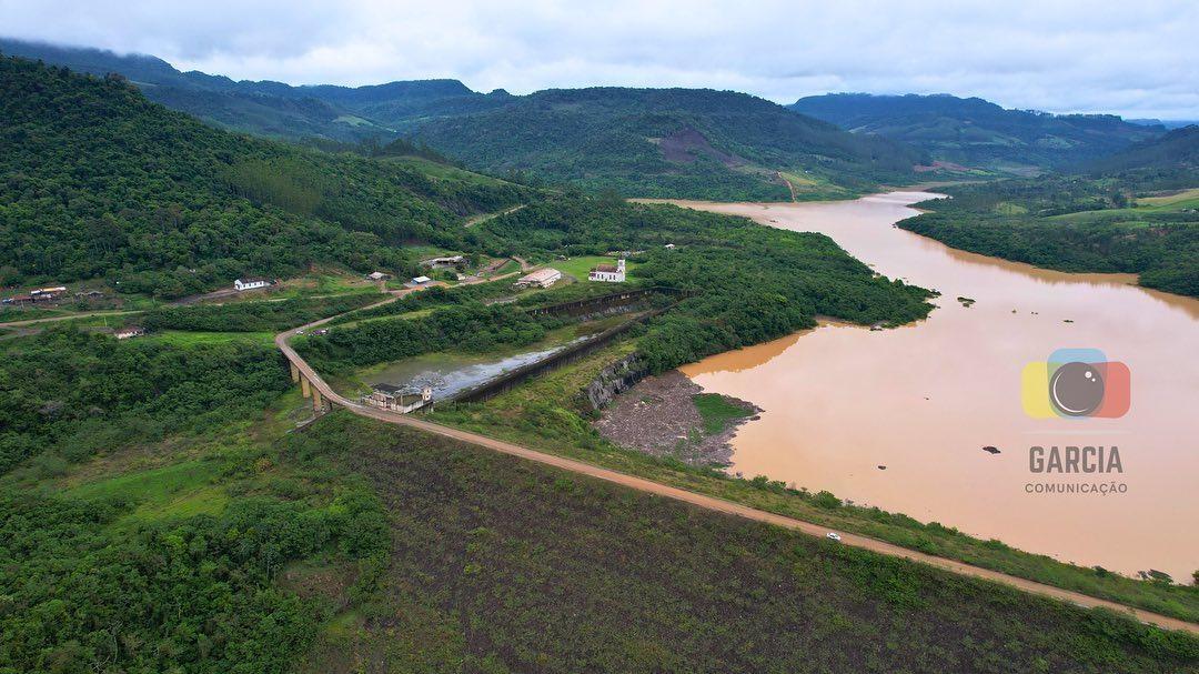 Fechada segunda comporta da maior barragem de contenção de cheias de SC