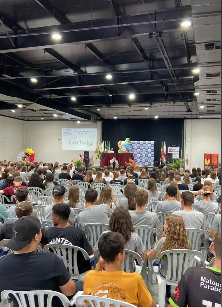 Feira do Livro em Ituporanga foca no público jovem e aborda temas como educação financeira e preparação para o vestibular