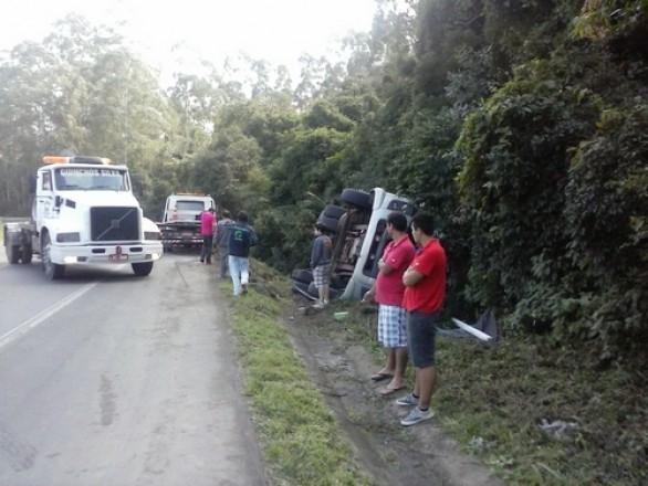 Caminhão tomba na BR 470 