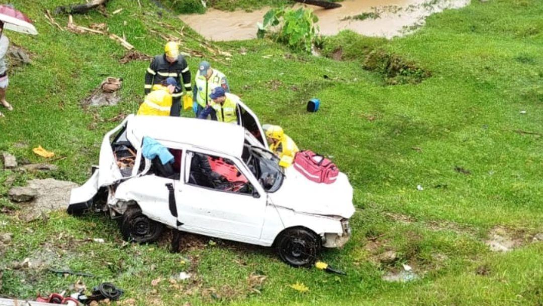Fiat Uno cai de ribanceira em Ituporanga e condutor é levado ao pronto-socorro